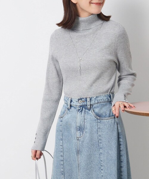 SHOO・LA・RUE（シューラルー）の「◆【洗える】ちくちくしにくい なめらか リブタートルニット（ニット/セーター・レディース・ブルー/ブラック/レッド系1/ベージュ系2/マスタード/ホワイト系5/オフホワイト/グレー/ダークグリーン/ライトブルー/ピンク系・03/05/01/02/04）」の5枚目の写真