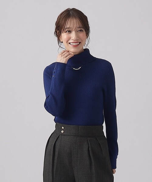 SHOO・LA・RUE（シューラルー）の「◆【洗える】ちくちくしにくい なめらか リブタートルニット（ニット/セーター・レディース・ブルー/ブラック/レッド系1/ベージュ系2/マスタード/ホワイト系5/オフホワイト/グレー/ダークグリーン/ライトブルー/ピンク系・03/05/01/02/04）」の8枚目の写真