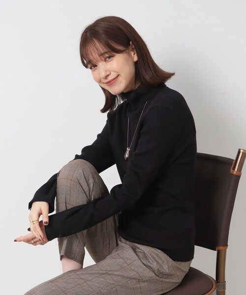 SHOO・LA・RUE（シューラルー）の「◆【洗える】ちくちくしにくい なめらか リブタートルニット（ニット/セーター・レディース・ブルー/ブラック/レッド系1/ベージュ系2/マスタード/ホワイト系5/オフホワイト/グレー/ダークグリーン/ライトブルー/ピンク系・03/05/01/02/04）」の4枚目の写真