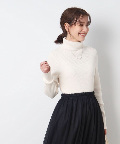 SHOO・LA・RUE（シューラルー）の「◆【洗える】ちくちくしにくい なめらか リブタートルニット（ニット/セーター・レディース・ブルー/ブラック/レッド系1/ベージュ系2/マスタード/ホワイト系5/オフホワイト/グレー/ダークグリーン/ライトブルー/ピンク系・03/05/01/02/04）」の21枚目の写真