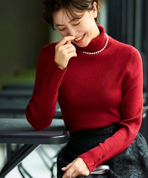 SHOO・LA・RUE（シューラルー）の「◆【洗える】ちくちくしにくい なめらか リブタートルニット（ニット/セーター・レディース・ブルー/ブラック/レッド系1/ベージュ系2/マスタード/ホワイト系5/オフホワイト/グレー/ダークグリーン/ライトブルー/ピンク系・03/05/01/02/04）」の11枚目の写真