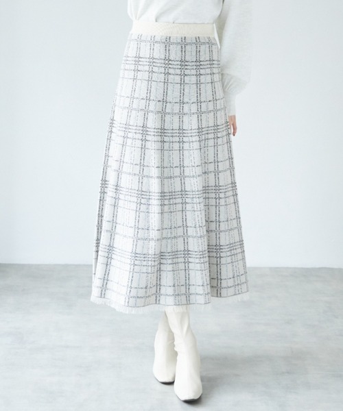 tocco closet(トッコ クローゼット)の「裾フリンジチェック柄ニットフレアロングスカート(スカート・レディース・ベージュ/アイボリー/ブラック・M)」の2枚目の写真