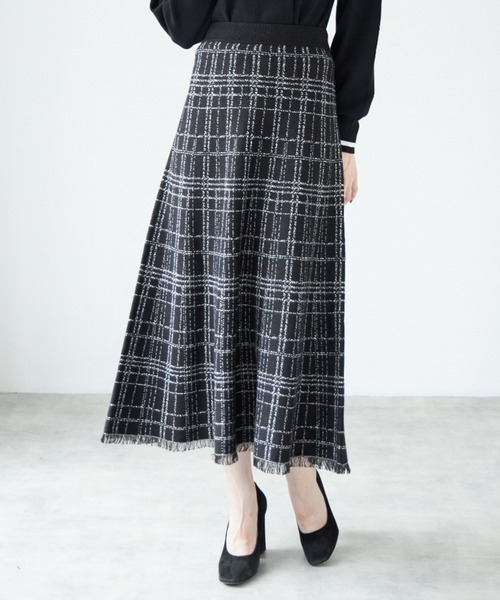 tocco closet(トッコ クローゼット)の「裾フリンジチェック柄ニットフレアロングスカート(スカート・レディース・ベージュ/アイボリー/ブラック・M)」の3枚目の写真