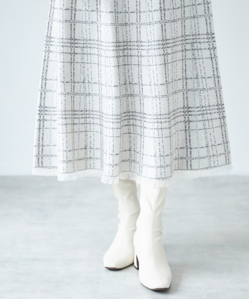 tocco closet(トッコ クローゼット)の「裾フリンジチェック柄ニットフレアロングスカート(スカート・レディース・ベージュ/アイボリー/ブラック・M)」の16枚目の写真