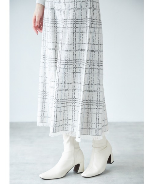 tocco closet(トッコ クローゼット)の「裾フリンジチェック柄ニットフレアロングスカート(スカート・レディース・ベージュ/アイボリー/ブラック・M)」の5枚目の写真