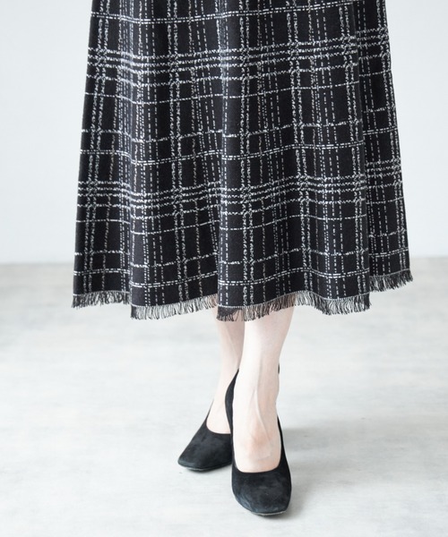 tocco closet(トッコ クローゼット)の「裾フリンジチェック柄ニットフレアロングスカート(スカート・レディース・ベージュ/アイボリー/ブラック・M)」の7枚目の写真