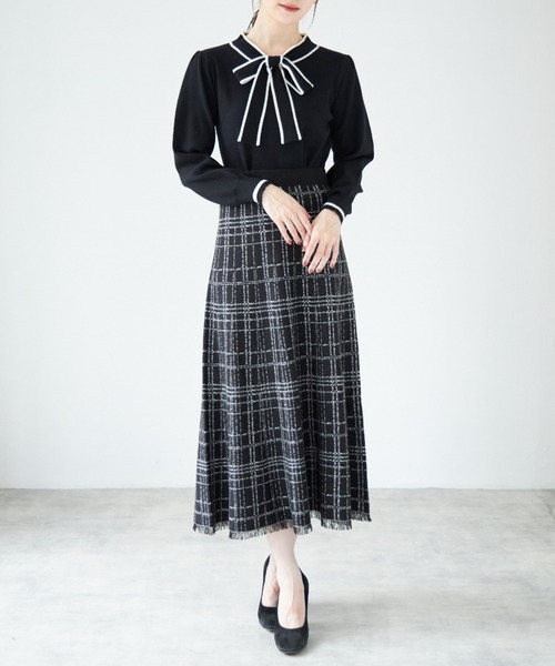 tocco closet(トッコ クローゼット)の「裾フリンジチェック柄ニットフレアロングスカート(スカート・レディース・ベージュ/アイボリー/ブラック・M)」の4枚目の写真