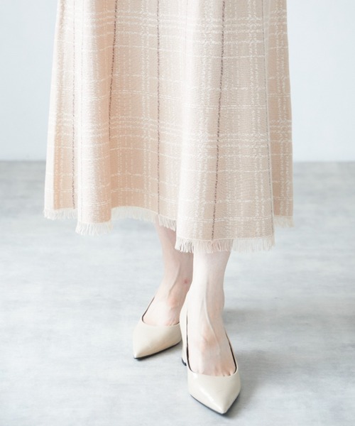 tocco closet(トッコ クローゼット)の「裾フリンジチェック柄ニットフレアロングスカート(スカート・レディース・ベージュ/アイボリー/ブラック・M)」の11枚目の写真