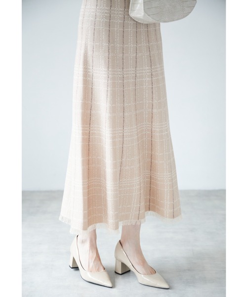 tocco closet(トッコ クローゼット)の「裾フリンジチェック柄ニットフレアロングスカート(スカート・レディース・ベージュ/アイボリー/ブラック・M)」の14枚目の写真