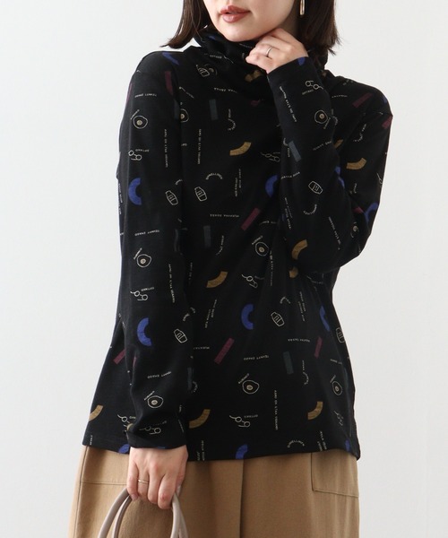 Emago(イマゴ)の「EMAGO 朝食総柄プリントタートル(Tシャツ/カットソー・レディース・マスタード/ブルー/アイボリー/ブラック・FREE)」の2枚目の写真