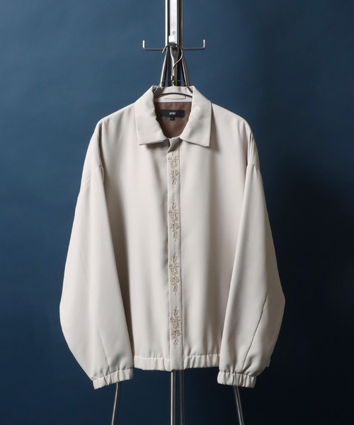 ANPAS(アンパス)の「Flontfly Short Zip Jacket/比翼仕立て ショート丈 ジップ ジャケット ブルゾン 刺繍入り(ブルゾン・メンズ・ブラック/グレイッシュベージュ/チャコール・M/L)」の3枚目の写真