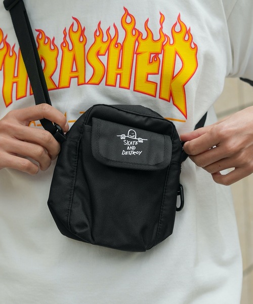 THRASHER(スラッシャー)の「BENCHMARK MINI SHOULDER POUCH TATE/スラッシャー撥水加工シンプルデザイン縦型ミニショルダーバッグ(ショルダーバッグ・メンズ・ブラック系その他/ブラック×イエロー/ブラック×ホワイト・FREE)」の3枚目の写真