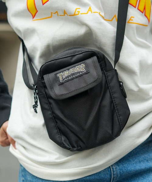 THRASHER(スラッシャー)の「BENCHMARK MINI SHOULDER POUCH TATE/スラッシャー撥水加工シンプルデザイン縦型ミニショルダーバッグ(ショルダーバッグ・メンズ・ブラック系その他/ブラック×イエロー/ブラック×ホワイト・FREE)」の1枚目の写真