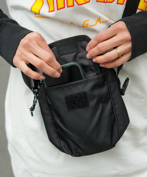 THRASHER(スラッシャー)の「BENCHMARK MINI SHOULDER POUCH TATE/スラッシャー撥水加工シンプルデザイン縦型ミニショルダーバッグ(ショルダーバッグ・メンズ・ブラック系その他/ブラック×イエロー/ブラック×ホワイト・FREE)」の16枚目の写真