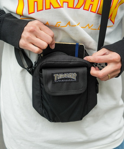 THRASHER(スラッシャー)の「BENCHMARK MINI SHOULDER POUCH TATE/スラッシャー撥水加工シンプルデザイン縦型ミニショルダーバッグ(ショルダーバッグ・メンズ・ブラック系その他/ブラック×イエロー/ブラック×ホワイト・FREE)」の17枚目の写真