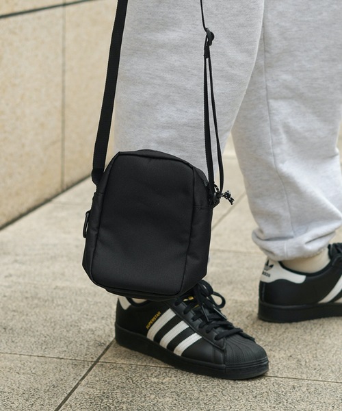 THRASHER(スラッシャー)の「BENCHMARK MINI SHOULDER POUCH TATE/スラッシャー撥水加工シンプルデザイン縦型ミニショルダーバッグ(ショルダーバッグ・メンズ・ブラック系その他/ブラック×イエロー/ブラック×ホワイト・FREE)」の14枚目の写真