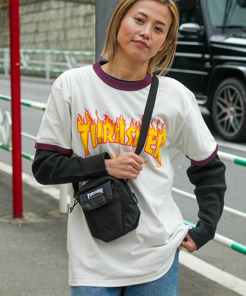 THRASHER(スラッシャー)の「BENCHMARK MINI SHOULDER POUCH TATE/スラッシャー撥水加工シンプルデザイン縦型ミニショルダーバッグ(ショルダーバッグ・メンズ・ブラック系その他/ブラック×イエロー/ブラック×ホワイト・FREE)」の4枚目の写真