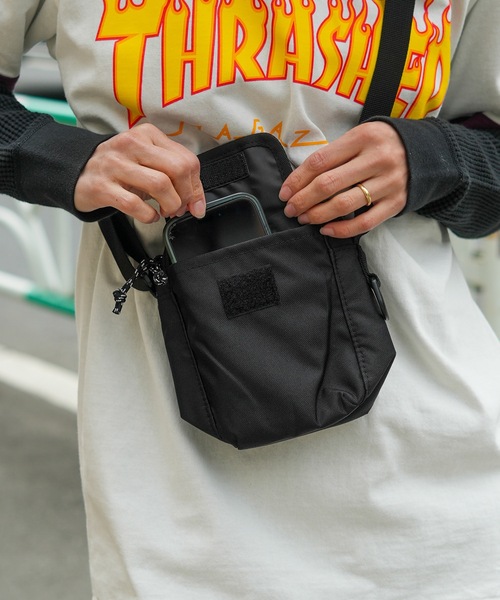 THRASHER(スラッシャー)の「BENCHMARK MINI SHOULDER POUCH TATE/スラッシャー撥水加工シンプルデザイン縦型ミニショルダーバッグ(ショルダーバッグ・メンズ・ブラック系その他/ブラック×イエロー/ブラック×ホワイト・FREE)」の6枚目の写真