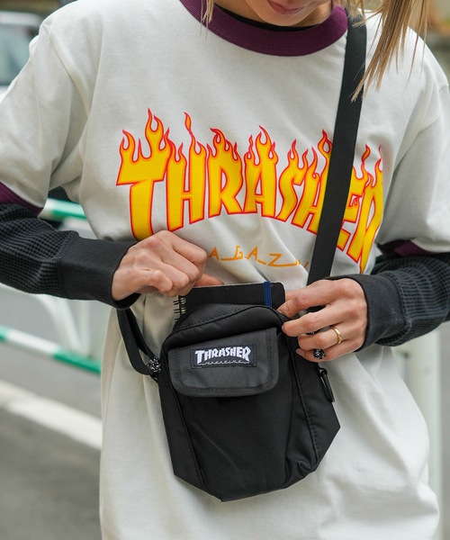 THRASHER(スラッシャー)の「BENCHMARK MINI SHOULDER POUCH TATE/スラッシャー撥水加工シンプルデザイン縦型ミニショルダーバッグ(ショルダーバッグ・メンズ・ブラック系その他/ブラック×イエロー/ブラック×ホワイト・FREE)」の5枚目の写真