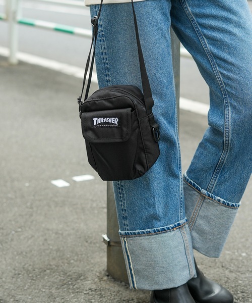THRASHER(スラッシャー)の「BENCHMARK MINI SHOULDER POUCH TATE/スラッシャー撥水加工シンプルデザイン縦型ミニショルダーバッグ(ショルダーバッグ・メンズ・ブラック系その他/ブラック×イエロー/ブラック×ホワイト・FREE)」の9枚目の写真