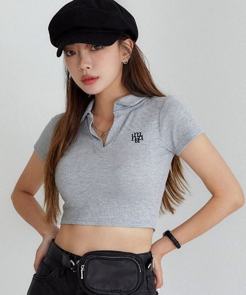 muahmuah(ムーアムーア)の「A'GEM/9 × .kom 『muah muah/ムーアムーア』 LOGO POINT COLLAR T-SHIRT/ロゴポイント カラーTシャツ(Tシャツ/カットソー・レディース・グレー/ネイビー/アイボリー/ブラック・FREE)」の3枚目の写真