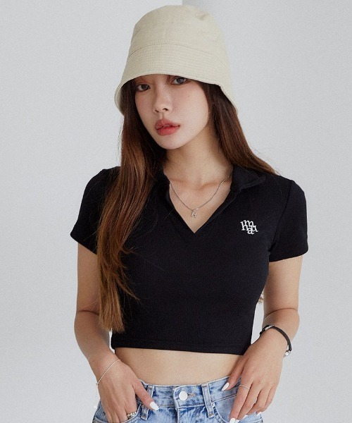 muahmuah(ムーアムーア)の「A'GEM/9 × .kom 『muah muah/ムーアムーア』 LOGO POINT COLLAR T