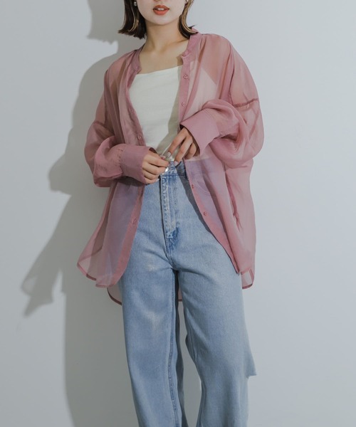 SENSE OF PLACE by URBAN RESEARCH(センスオブプレイスバイアーバンリサーチ)の「『一部WEB限定カラー』シアーシャンブレーシャツ(シャツ/ブラウス・レディース・グリーン/ブラウン/ライトベージュ/ブラック/ネイビー/ライトピンク/イエロー・ONE)」の1枚目の写真