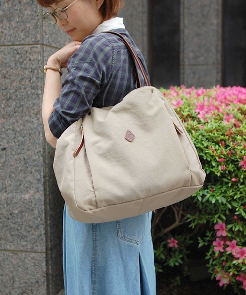 CLEDRAN（クレドラン）の「【軽量 2WAY】CL3701 LALI 2WAY FRONT POCKET TOTE（ショルダーバッグ・レディース・ブラック/ライトブラウン/グレイッシュブルー・FREE）」の6枚目の写真