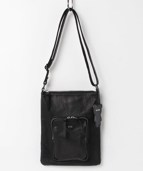 DECADE(ディケイド)の「オイルドカウレザー・ショルダーバッグDECADE(DCD-01465) Oiled Cow Leather Shoulder Bag ディケイド(ショルダーバッグ・メンズ・ブラック/ブラック系その他・フリー)」の2枚目の写真