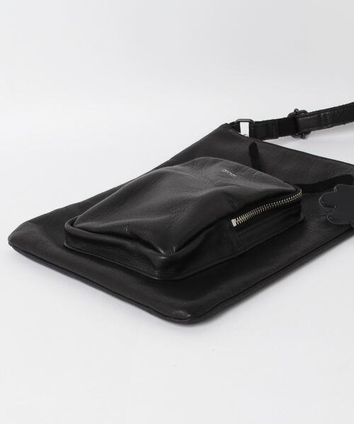 DECADE(ディケイド)の「オイルドカウレザー・ショルダーバッグDECADE(DCD-01465) Oiled Cow Leather Shoulder Bag ディケイド(ショルダーバッグ・メンズ・ブラック/ブラック系その他・フリー)」の4枚目の写真