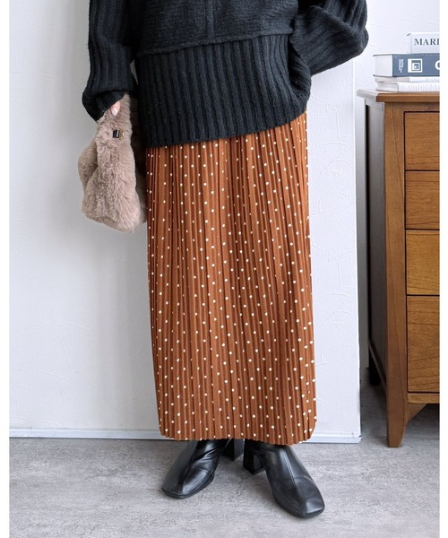 reca（レカ）の「迷わず着れる！大人のロングプリーツスカート（スカート・レディース・グリーン系その他/ブラック/ブラウン系その他/グレイッシュベージュ/カーキ/チャコールグレー/アイボリー/ブラック系その他2/ブラック系その他/イエロー/グリーン/レッド/ブルーグレー/オフホワイト/ブラック系その他4/ブラック系その他3/キャメル/ダークブラウン/ブラック系その他5/ブラウン系1・S/M/L）」の13枚目の写真