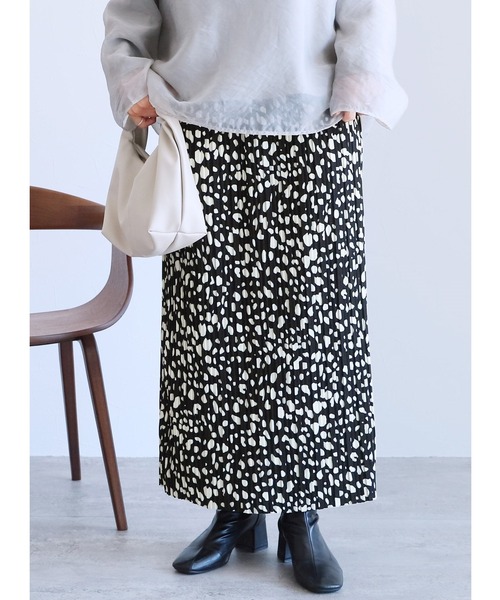 reca（レカ）の「迷わず着れる！大人のロングプリーツスカート（スカート・レディース・グリーン系その他/ブラック/ブラウン系その他/グレイッシュベージュ/カーキ/チャコールグレー/アイボリー/ブラック系その他2/ブラック系その他/イエロー/グリーン/レッド/ブルーグレー/オフホワイト/ブラック系その他4/ブラック系その他3/キャメル/ダークブラウン/ブラック系その他5/ブラウン系1・S/M/L）」の5枚目の写真