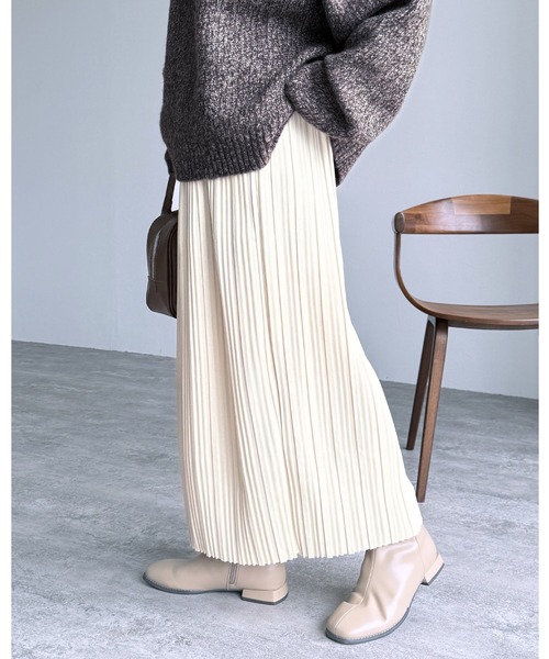 reca（レカ）の「迷わず着れる！大人のロングプリーツスカート（スカート・レディース・グリーン系その他/ブラック/ブラウン系その他/グレイッシュベージュ/カーキ/チャコールグレー/アイボリー/ブラック系その他2/ブラック系その他/イエロー/グリーン/レッド/ブルーグレー/オフホワイト/ブラック系その他4/ブラック系その他3/キャメル/ダークブラウン/ブラック系その他5/ブラウン系1・S/M/L）」の2枚目の写真