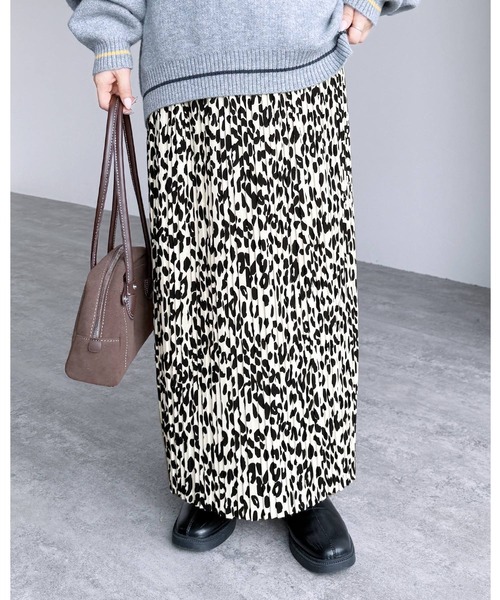 reca（レカ）の「迷わず着れる！大人のロングプリーツスカート（スカート・レディース・グリーン系その他/ブラック/ブラウン系その他/グレイッシュベージュ/カーキ/チャコールグレー/アイボリー/ブラック系その他2/ブラック系その他/イエロー/グリーン/レッド/ブルーグレー/オフホワイト/ブラック系その他4/ブラック系その他3/キャメル/ダークブラウン/ブラック系その他5/ブラウン系1・S/M/L）」の3枚目の写真