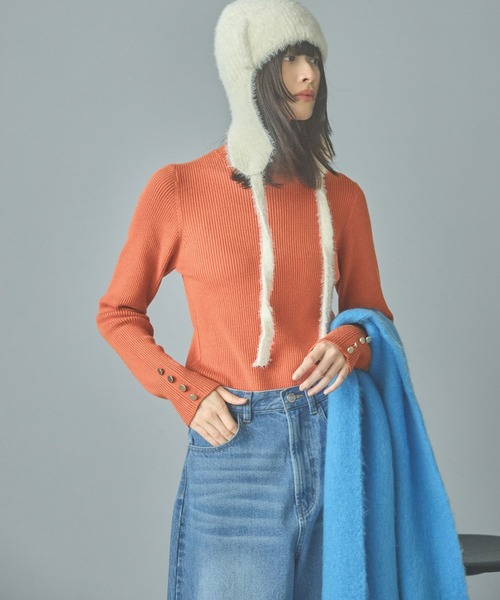 LAKOLE（ラコレ）の「12ゲージリブ袖ボタンプルオーバー / 116714（ニット/セーター・レディース・ライトブルー/ブラック/オレンジ/グレー/アイボリー/ホワイト×ブラック・SMALL/MEDIUM）」の6枚目の写真