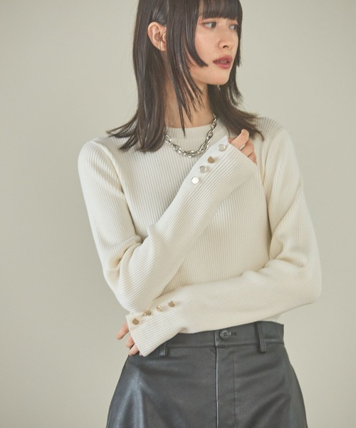 LAKOLE（ラコレ）の「12ゲージリブ袖ボタンプルオーバー / 116714（ニット/セーター・レディース・ライトブルー/ブラック/オレンジ/グレー/アイボリー/ホワイト×ブラック・SMALL/MEDIUM）」の2枚目の写真