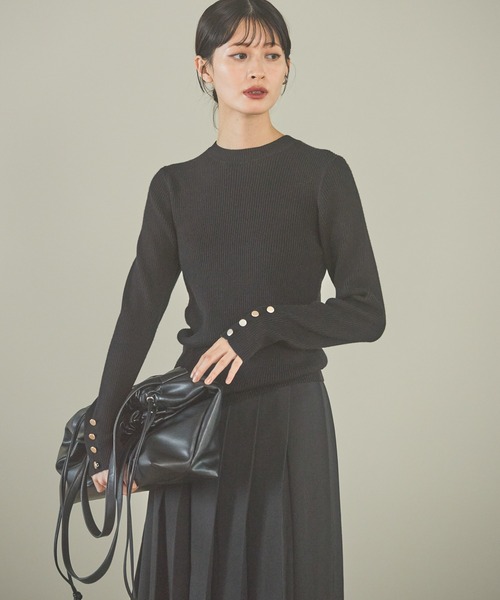 LAKOLE（ラコレ）の「12ゲージリブ袖ボタンプルオーバー / 116714（ニット/セーター・レディース・ライトブルー/ブラック/オレンジ/グレー/アイボリー/ホワイト×ブラック・SMALL/MEDIUM）」の4枚目の写真