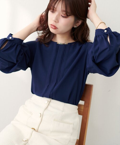 natural couture(ナチュラルクチュール)の「ゴールドバー付き袖くしゅ2WAYブラウス(シャツ/ブラウス・レディース・ベージュ/ネイビー/ピンクベージュ/サックスブルー/オフホワイト・FREE)」の4枚目の写真
