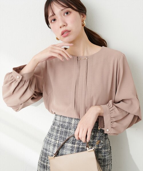 natural couture(ナチュラルクチュール)の「ゴールドバー付き袖くしゅ2WAYブラウス(シャツ/ブラウス・レディース・ベージュ/ネイビー/ピンクベージュ/サックスブルー/オフホワイト・FREE)」の5枚目の写真