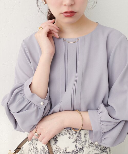 natural couture(ナチュラルクチュール)の「ゴールドバー付き袖くしゅ2WAYブラウス(シャツ/ブラウス・レディース・ベージュ/ネイビー/ピンクベージュ/サックスブルー/オフホワイト・FREE)」の1枚目の写真