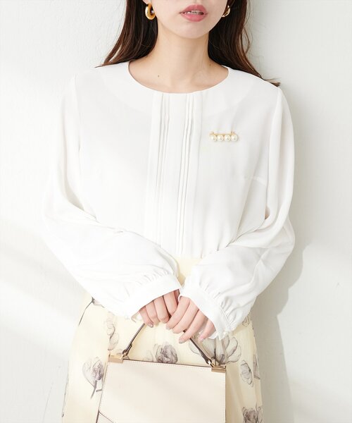 natural couture(ナチュラルクチュール)の「ゴールドバー付き袖くしゅ2WAYブラウス(シャツ/ブラウス・レディース・ベージュ/ネイビー/ピンクベージュ/サックスブルー/オフホワイト・FREE)」の6枚目の写真