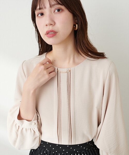 natural couture(ナチュラルクチュール)の「ゴールドバー付き袖くしゅ2WAYブラウス(シャツ/ブラウス・レディース・ベージュ/ネイビー/ピンクベージュ/サックスブルー/オフホワイト・FREE)」の11枚目の写真