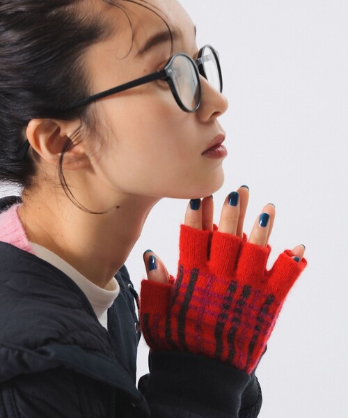 BEAMS BOY（ビームスボーイ）の「【別注】ROBERT MACKIE / チェック グローブ（手袋・レディース・ブルー/レッド・ONE SIZE）」の2枚目の写真