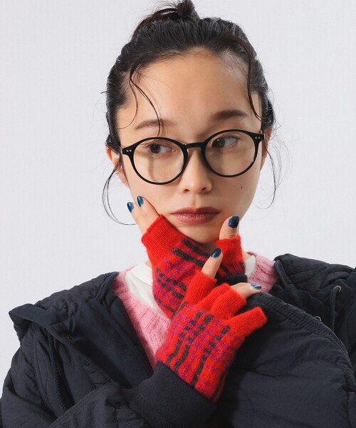 BEAMS BOY（ビームスボーイ）の「【別注】ROBERT MACKIE / チェック グローブ（手袋・レディース・ブルー/レッド・ONE SIZE）」の3枚目の写真