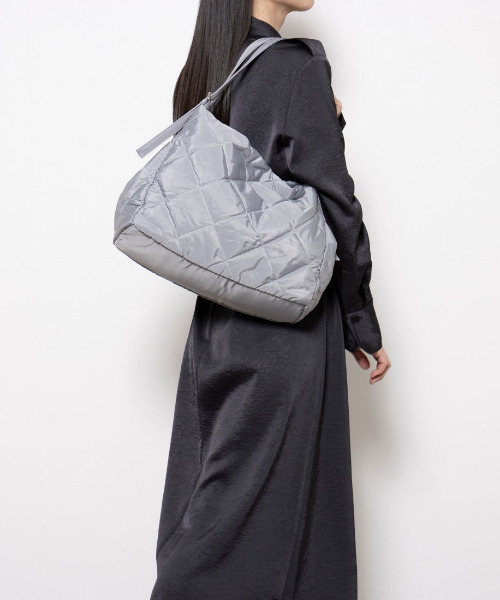 cache cache(カシュ カシュ)の「カシュカシュ cachecache / ナイロンキルティング2本手ホーボーバッグ(トートバッグ・レディース・ブラウン/ブラック/ライトグレー・FREE)」の1枚目の写真