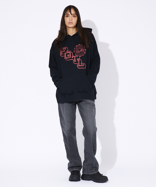 FRUIT OF THE LOOM（フルーツオブザルーム）の「【FRUIT OF THE LOOM/フルーツオブザルーム】FTLカレッジロゴレトロパーカー/ RETRO LOGO HOODIE（パーカー・メンズ・ネイビー/グレー/ブラック・M/XL/L）」の4枚目の写真