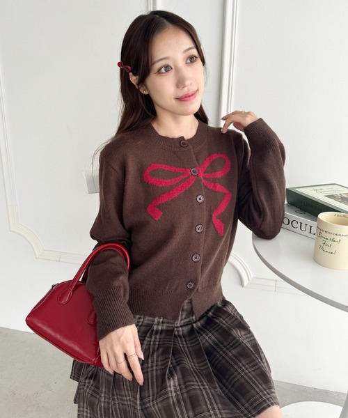 Loueme(ルエム)の「リボンジャガードニットカーディガン(カーディガン/ボレロ・レディース・ブラウン/レッド/ネイビー/アイボリー・FREE)」の18枚目の写真