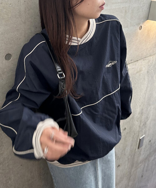 DISCOAT(ディスコート)の「【ユニセックス】ナイロン配色ライン入りプルオーバー(その他トップス・レディース・ネイビー/グレイッシュベージュ・FREE)」の14枚目の写真