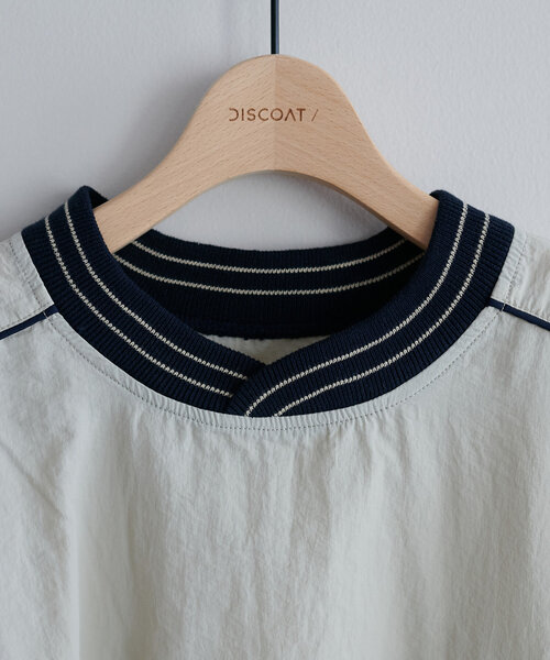 DISCOAT(ディスコート)の「【ユニセックス】ナイロン配色ライン入りプルオーバー(その他トップス・レディース・ネイビー/グレイッシュベージュ・FREE)」の19枚目の写真
