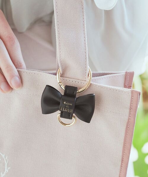Maison de FLEUR（メゾンドフルール）の「リボンキーリング（チャーム・レディース・アイボリー/ピンク/ブラック・FREE）」の5枚目の写真